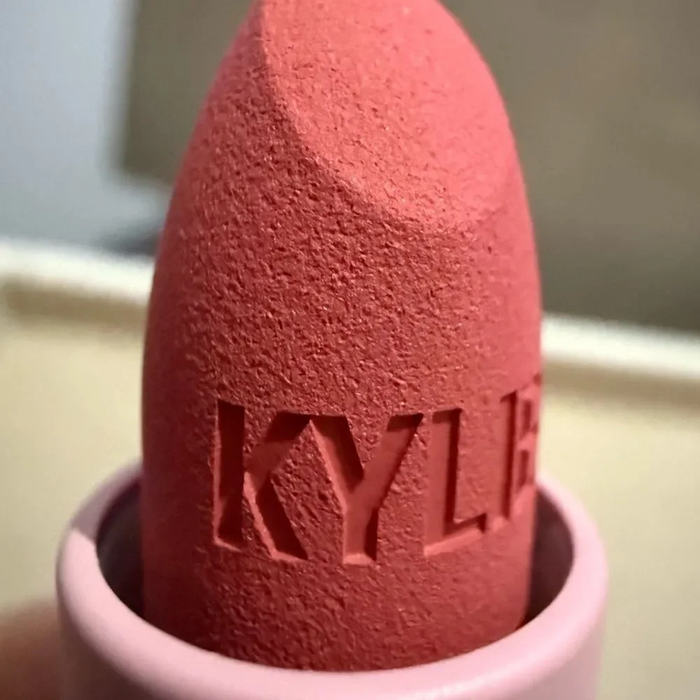 KYLIE COSMETICS MATTE LIPSTICK – 209 SUMMER SOMEWHERE